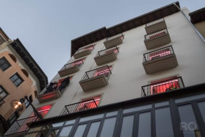 fachada con luces de colores